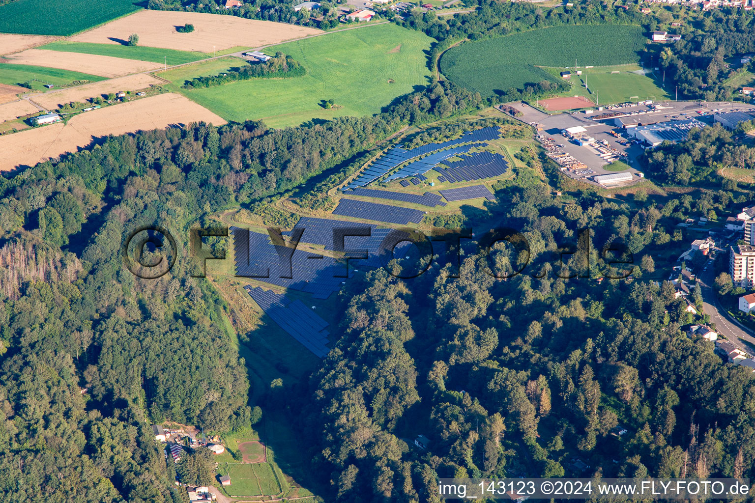 Vue aérienne de Parc solaire dans la clairière de Sitter Berg à Pirmasens dans le département Rhénanie-Palatinat, Allemagne