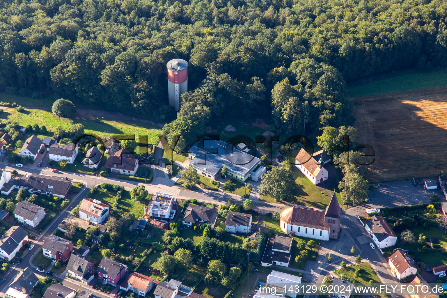 Vue aérienne de Garderie St-Joseph et Magic Forest au château d'eau à le quartier Erlenbrunn in Pirmasens dans le département Rhénanie-Palatinat, Allemagne