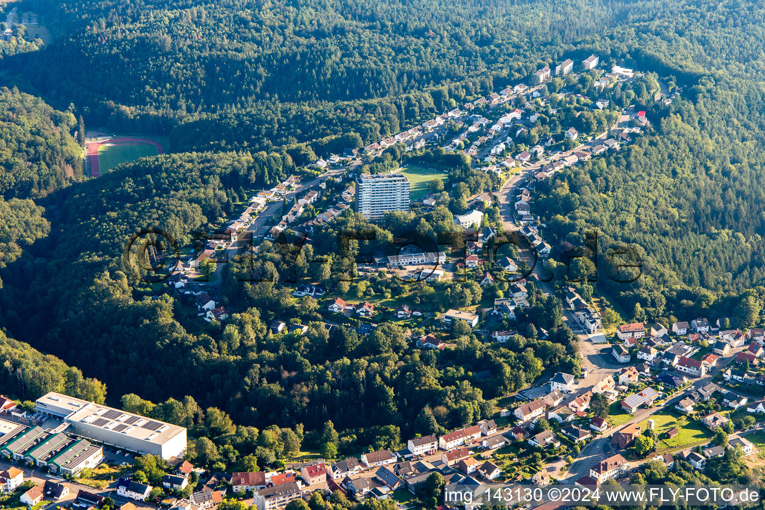 Vue aérienne de Adolf-Ludwig-Ring et WEGem Hochhaus Steinig Bühl sur la Käthe-Kollwitz-Straße à le quartier Ruhbank in Pirmasens dans le département Rhénanie-Palatinat, Allemagne