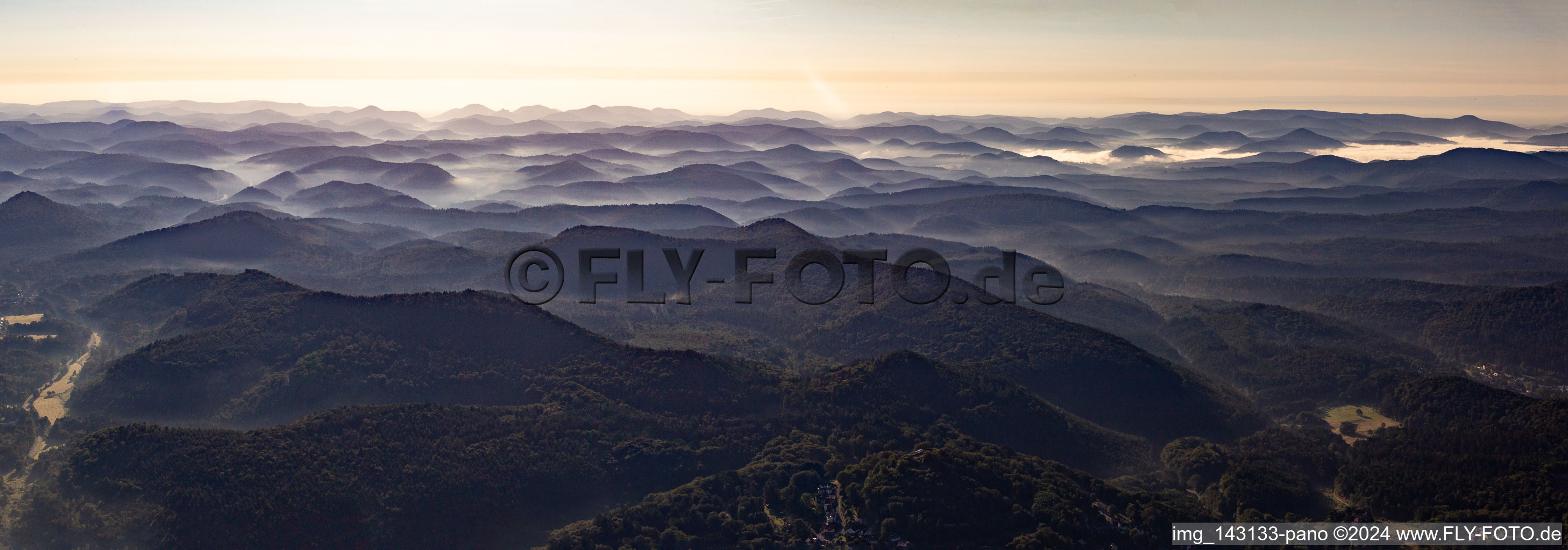 Vue aérienne de Montagnes de la forêt du sud du Palatinat et des Vosges du nord vers le sud-ouest à Lemberg dans le département Rhénanie-Palatinat, Allemagne