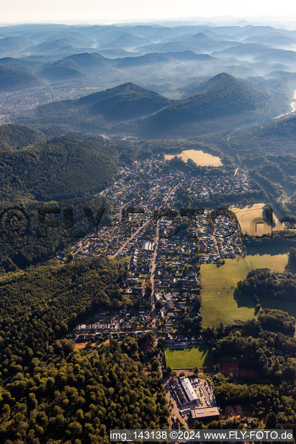 Vue aérienne de Du sud-ouest à Ruppertsweiler dans le département Rhénanie-Palatinat, Allemagne