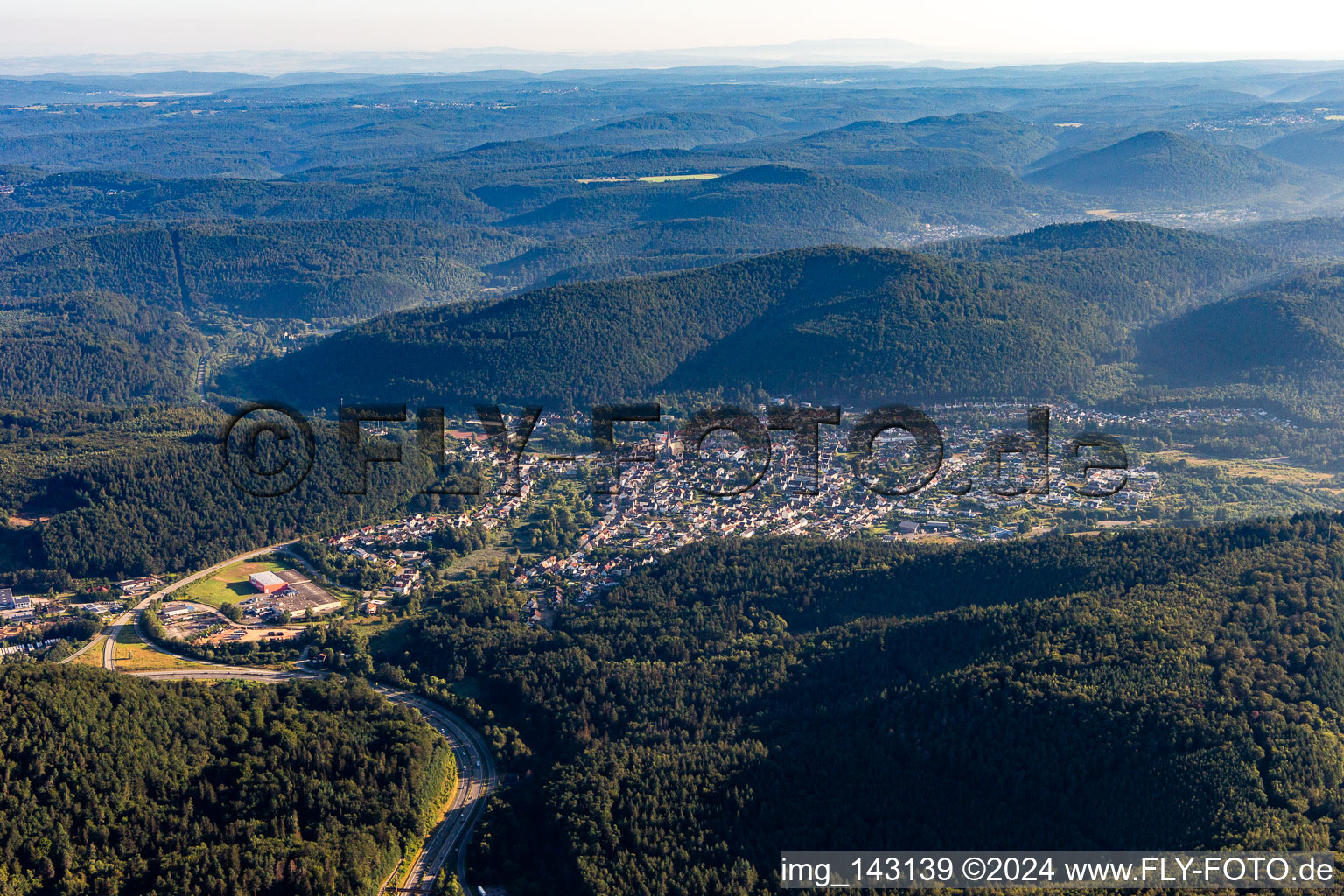 Vue aérienne de Du sud-ouest à le quartier Münchweiler in Münchweiler an der Rodalb dans le département Rhénanie-Palatinat, Allemagne