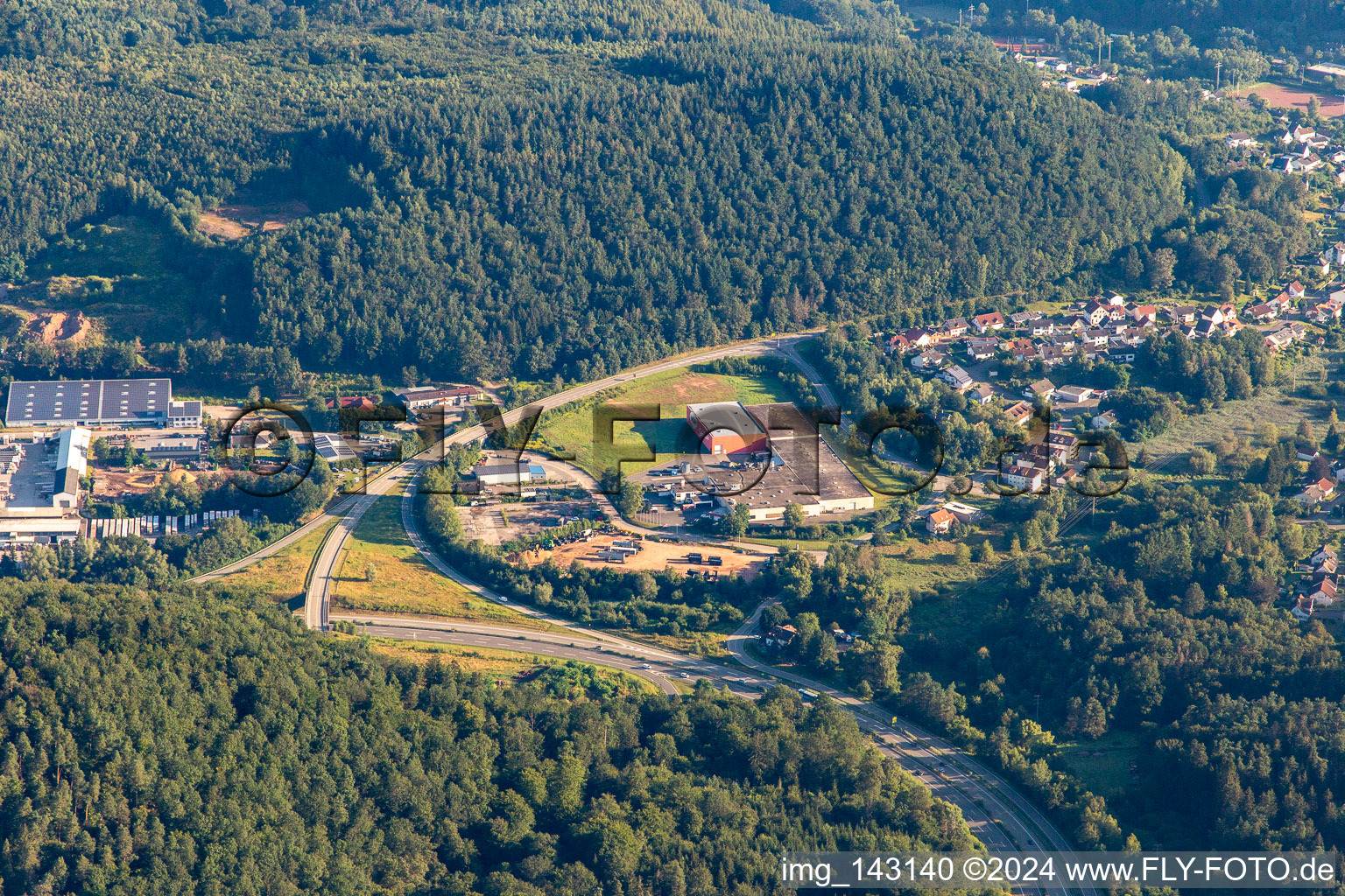 Vue aérienne de Wawi Chocolat Ag à le quartier Münchweiler in Münchweiler an der Rodalb dans le département Rhénanie-Palatinat, Allemagne