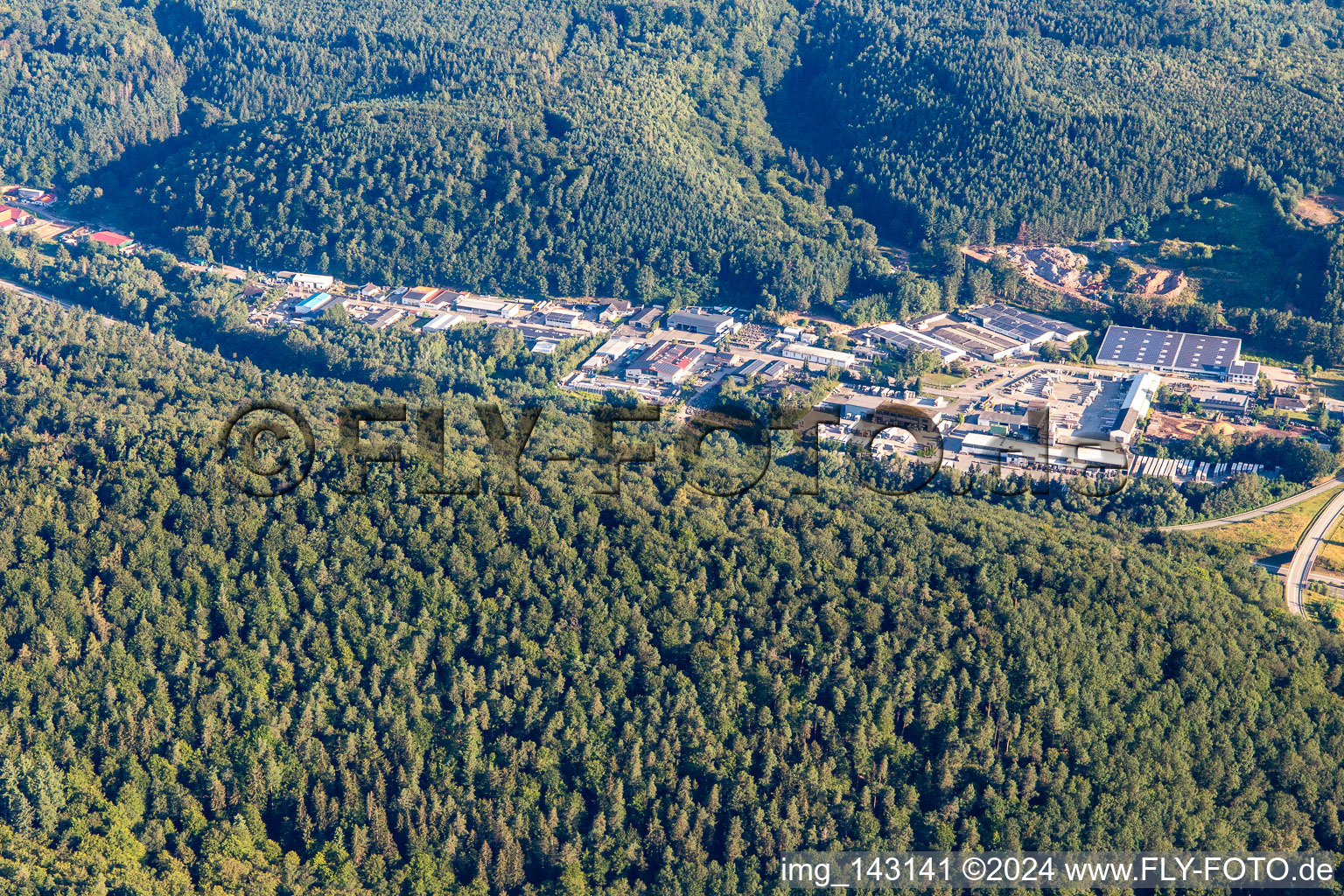 Vue aérienne de Zone industrielle avec centrale à béton Lithonplus GmbH & Co. KG, Dennerle GmbH à le quartier Münchweiler in Münchweiler an der Rodalb dans le département Rhénanie-Palatinat, Allemagne