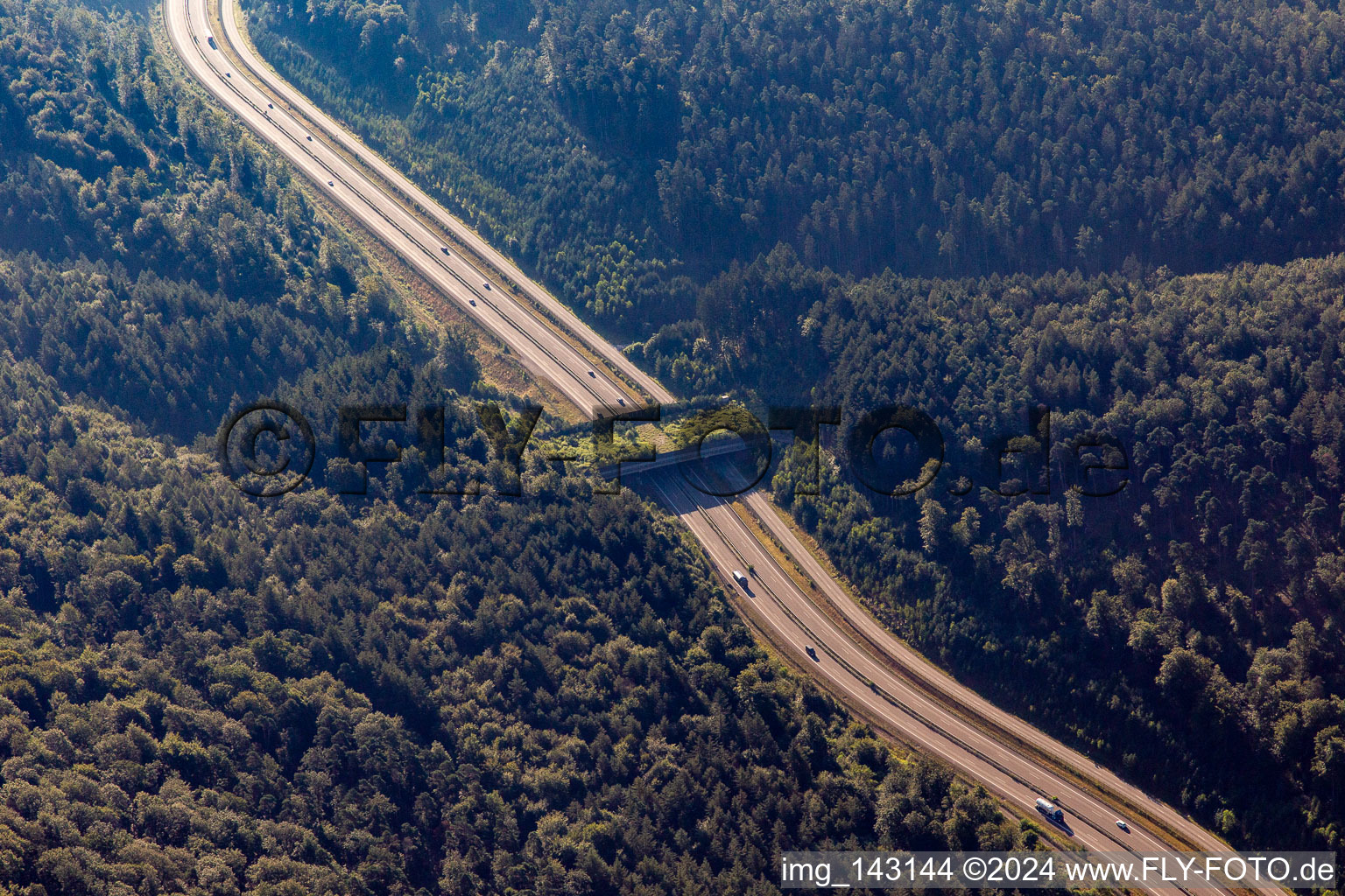 Vue aérienne de Pont vert de Walmersbach pour les animaux sauvages au-dessus de la B10 à Ruppertsweiler dans le département Rhénanie-Palatinat, Allemagne