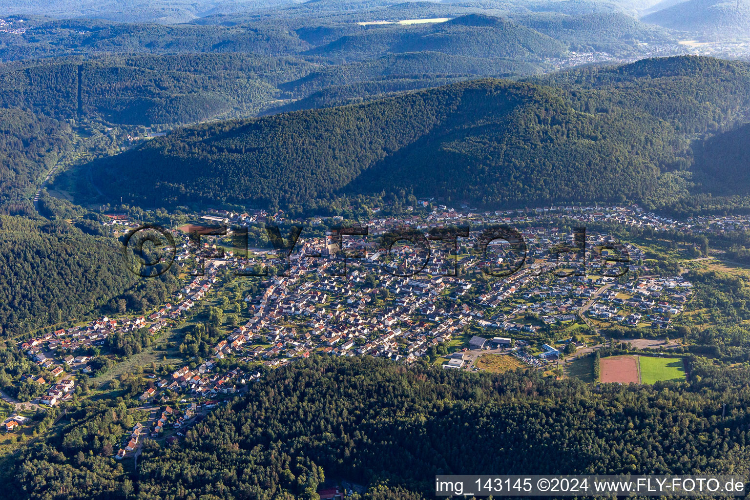 Vue aérienne de Du sud à le quartier Münchweiler in Münchweiler an der Rodalb dans le département Rhénanie-Palatinat, Allemagne