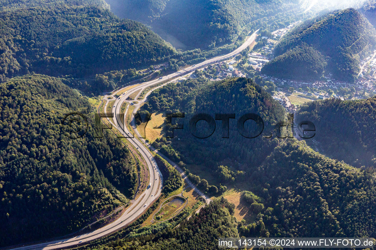 Vue aérienne de Sortie Hinterweidenthal de la B10 à Queichtal à Hinterweidenthal dans le département Rhénanie-Palatinat, Allemagne