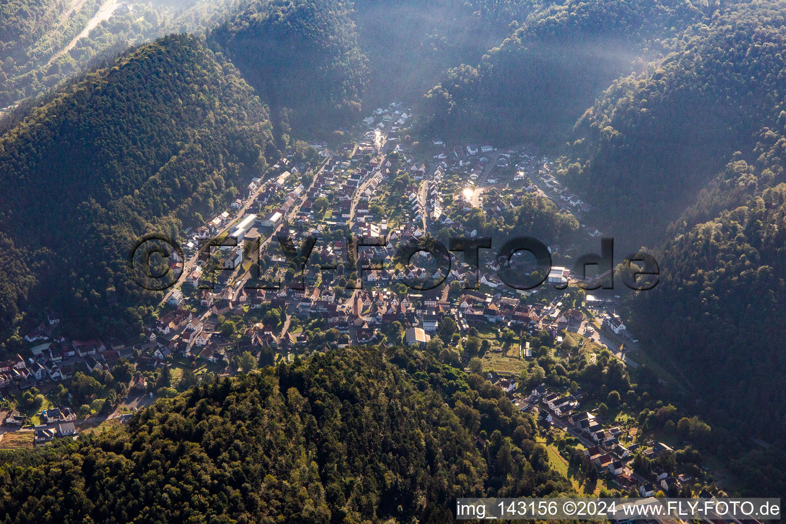 Vue aérienne de Lieu entre les montagnes à Hinterweidenthal dans le département Rhénanie-Palatinat, Allemagne