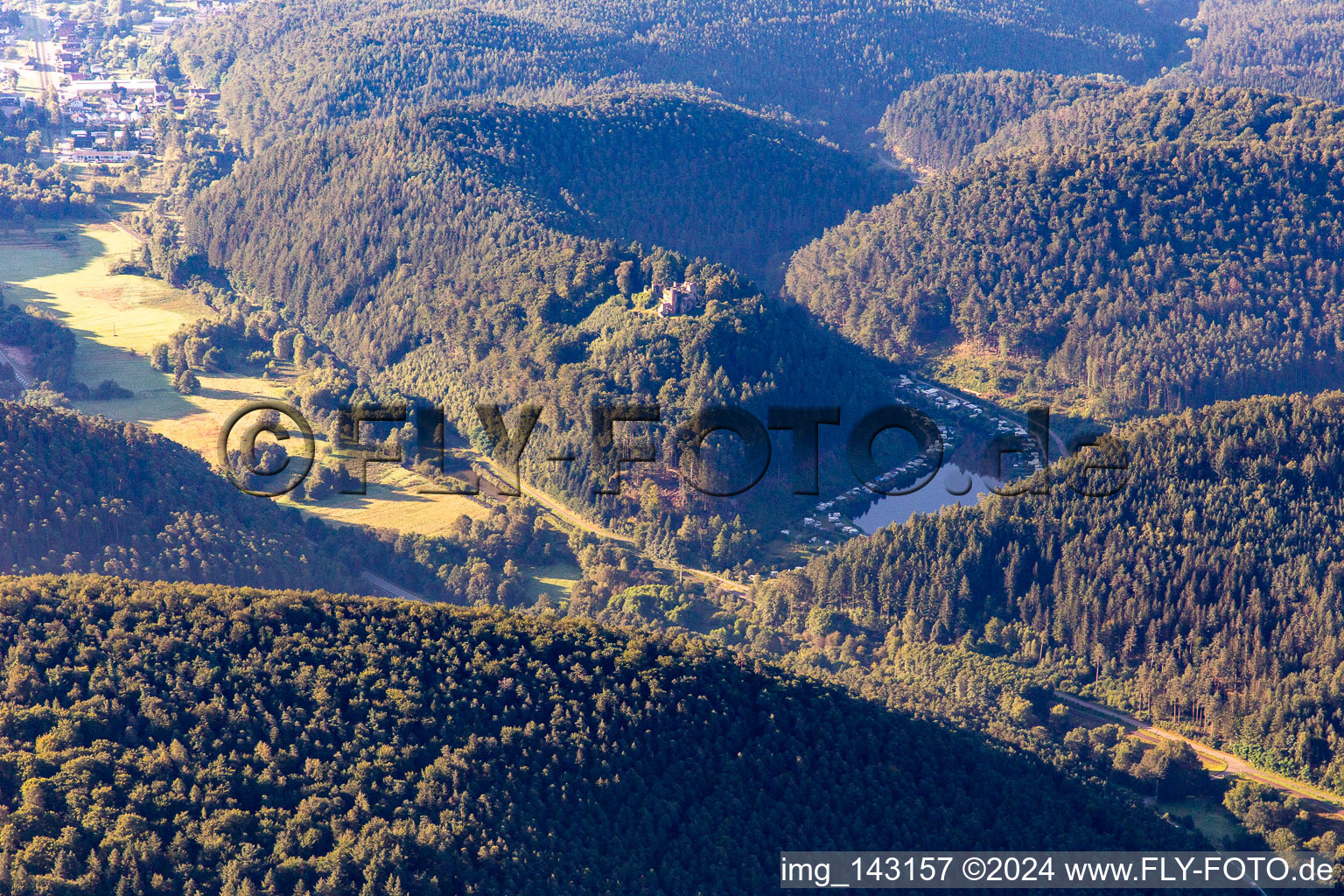 Vue aérienne de Neudahner Weiher de l'ouest à Dahn dans le département Rhénanie-Palatinat, Allemagne