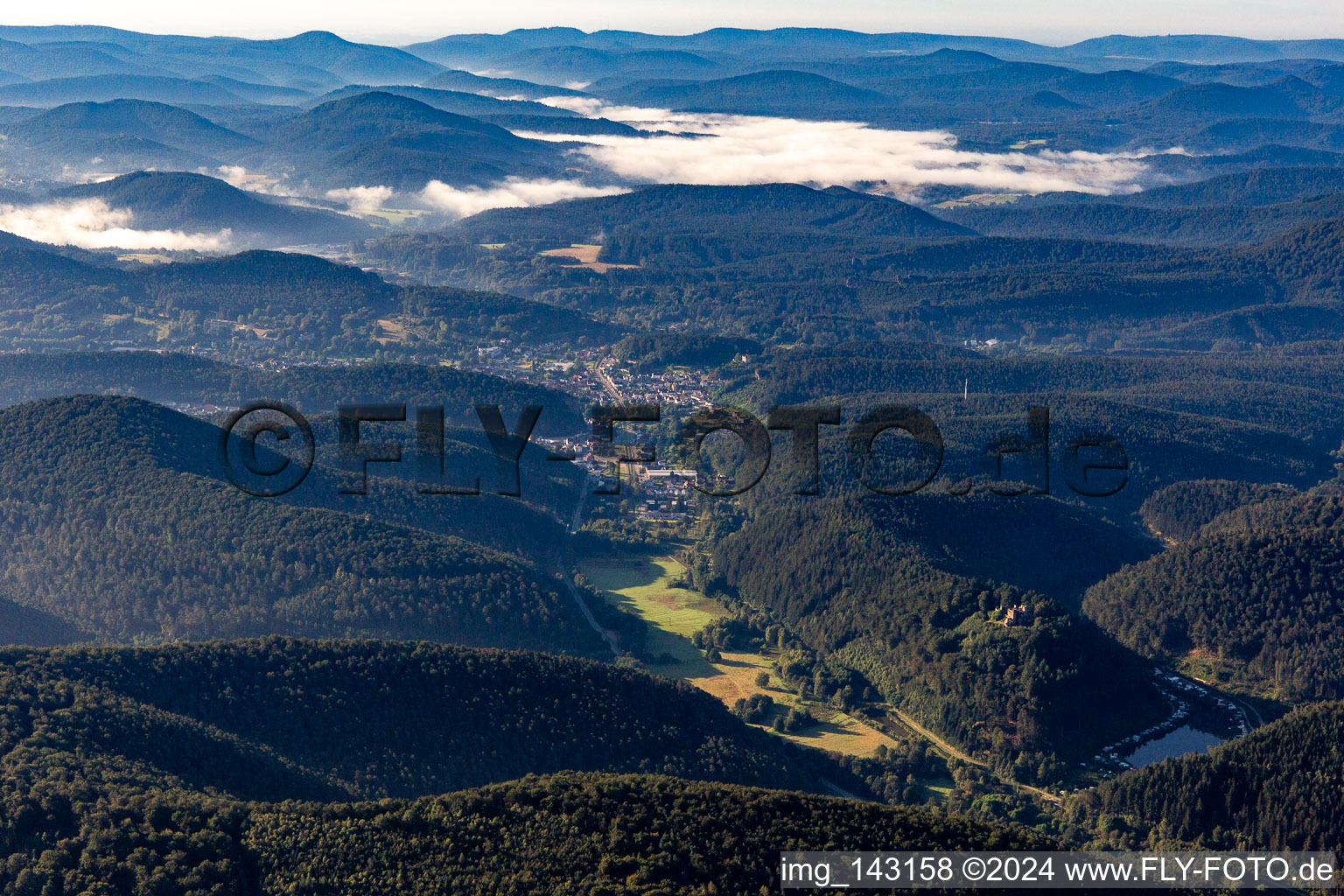 Vue aérienne de Place dans le Wieslautertal depuis l'ouest à Dahn dans le département Rhénanie-Palatinat, Allemagne