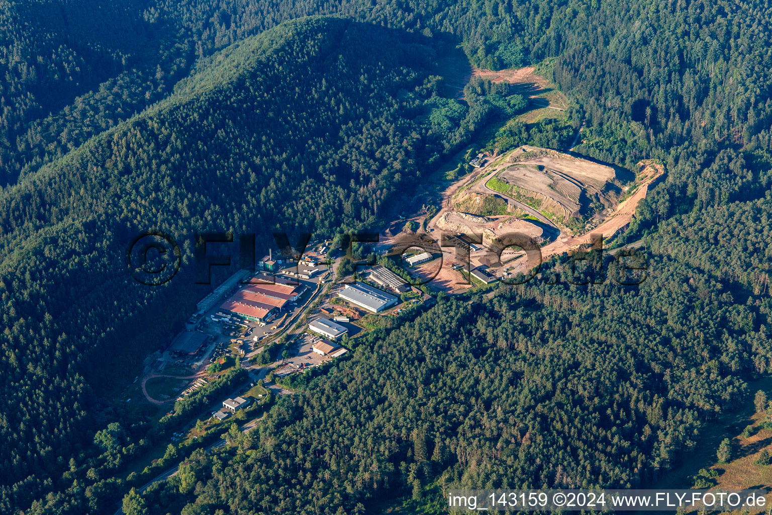 Photographie aérienne de BauLog-HW GmbH (recyclage des gravats, transport de chantier, centre de recyclage, vente de gravats, service de conteneurs), emballage industriel Palatinat du Sud-Ouest | Deufol Industrie-Service GmbH à Hinterweidenthal dans le département Rhénanie-Palatinat, Allemagne