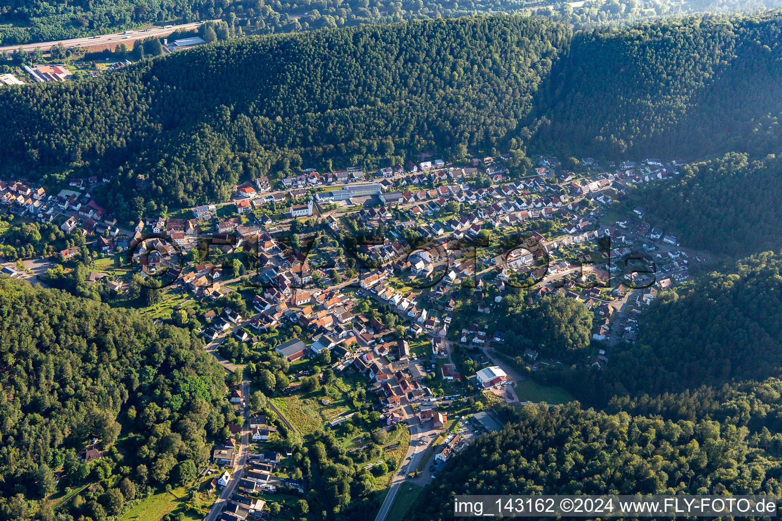 Vue aérienne de Lieu entre les montagnes du sud à Hinterweidenthal dans le département Rhénanie-Palatinat, Allemagne