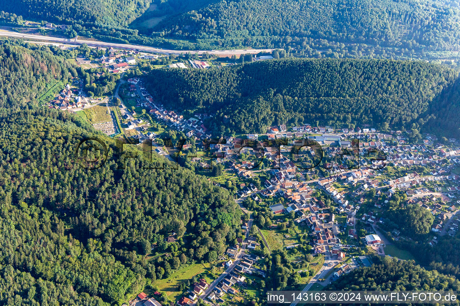 Vue aérienne de Lieu entre les montagnes du sud à Hinterweidenthal dans le département Rhénanie-Palatinat, Allemagne