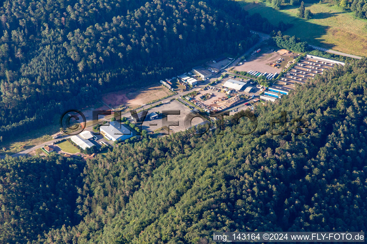 Vue aérienne de Super-Dubber Kinderland et Magic Power Technology GmbH dans le parc d'activités de Neudahn à Dahn dans le département Rhénanie-Palatinat, Allemagne