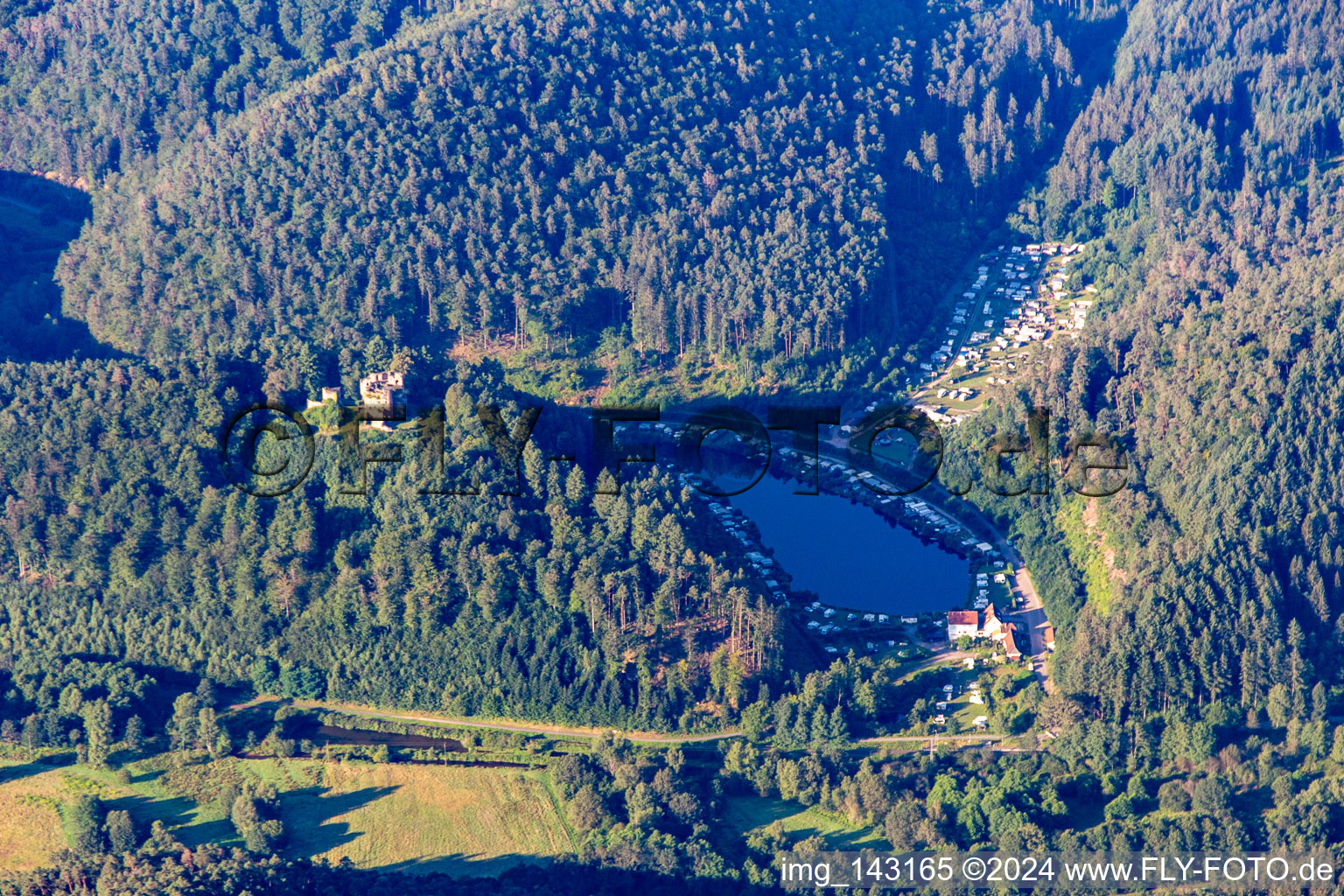 Vue aérienne de Camping Neudahner Weiher depuis le nord à Dahn dans le département Rhénanie-Palatinat, Allemagne