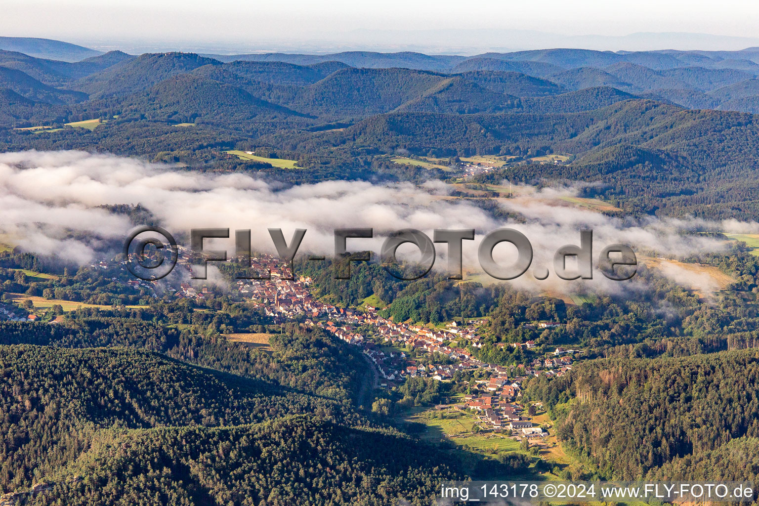 Vue aérienne de Placer sous les nuages à Bruchweiler-Bärenbach dans le département Rhénanie-Palatinat, Allemagne