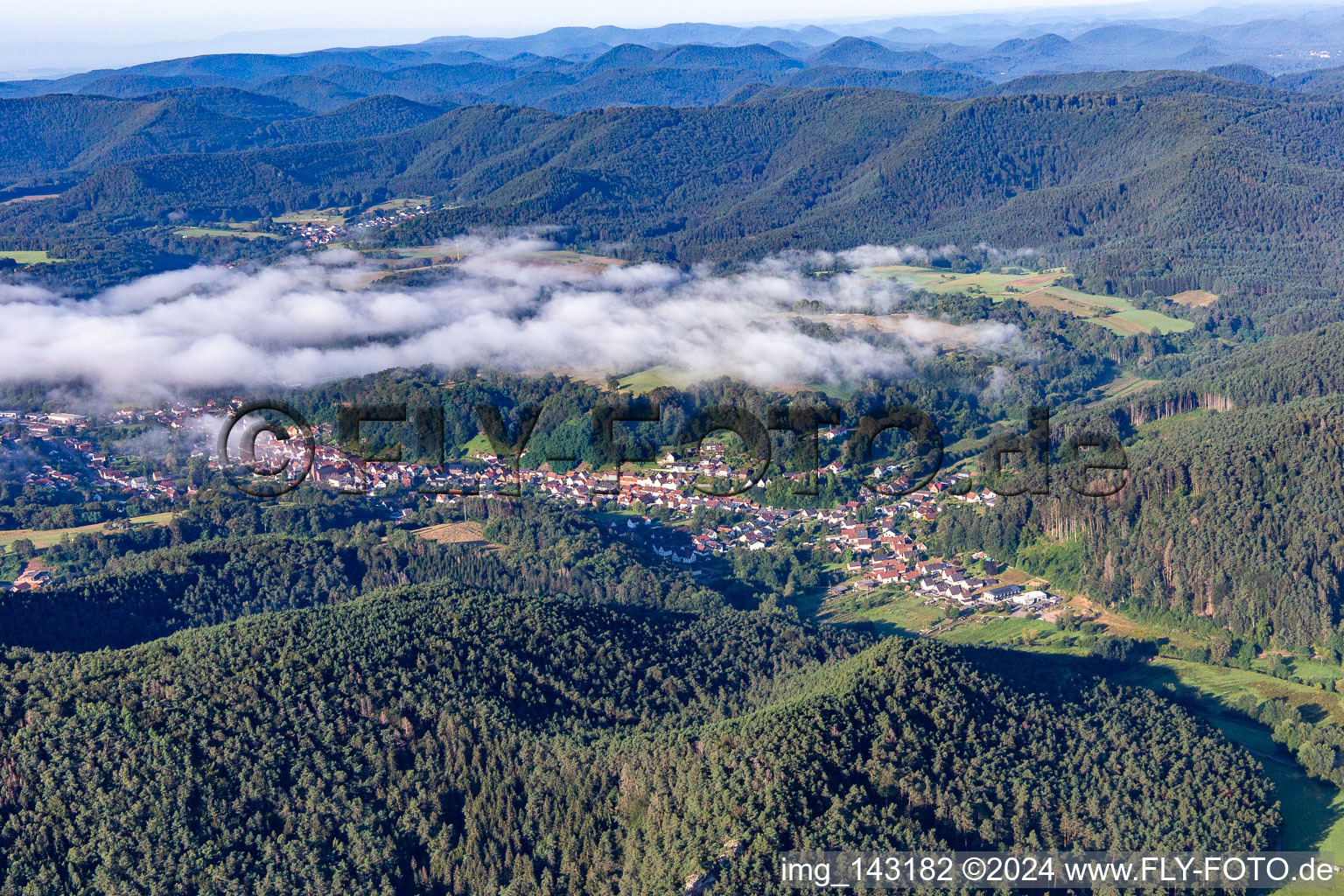 Vue aérienne de Placer sous les nuages du nord à Bruchweiler-Bärenbach dans le département Rhénanie-Palatinat, Allemagne