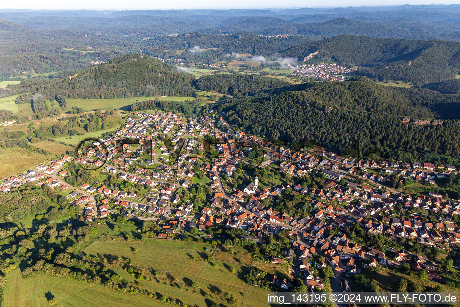 Vue aérienne de Du sud-est à Busenberg dans le département Rhénanie-Palatinat, Allemagne