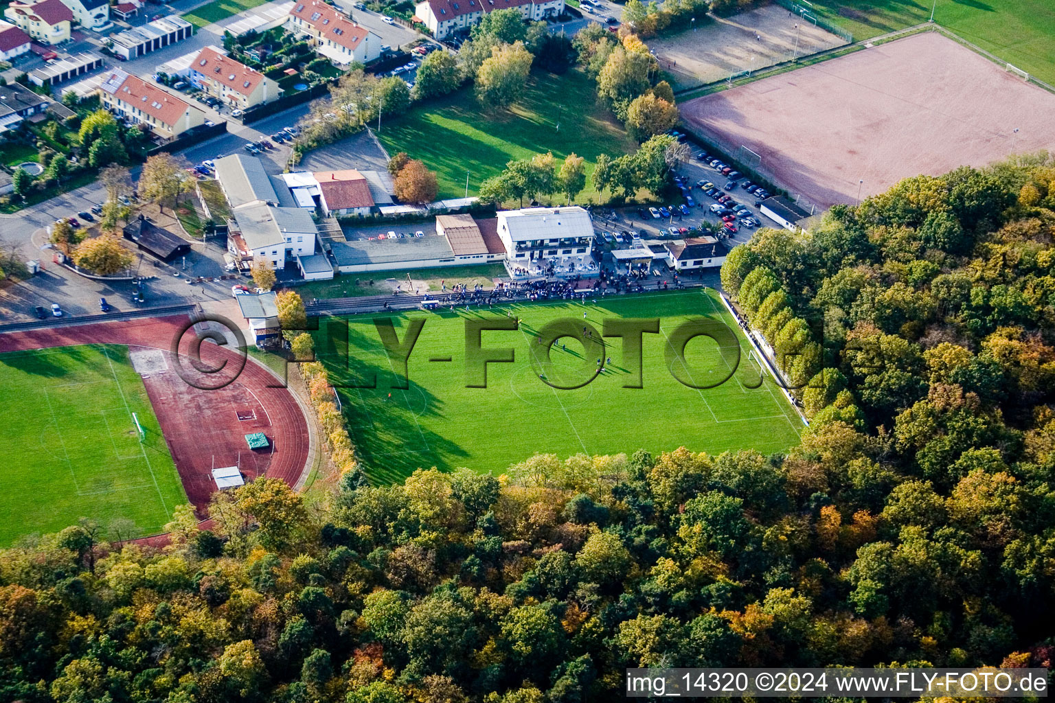 Ketsch dans le département Bade-Wurtemberg, Allemagne vu d'un drone