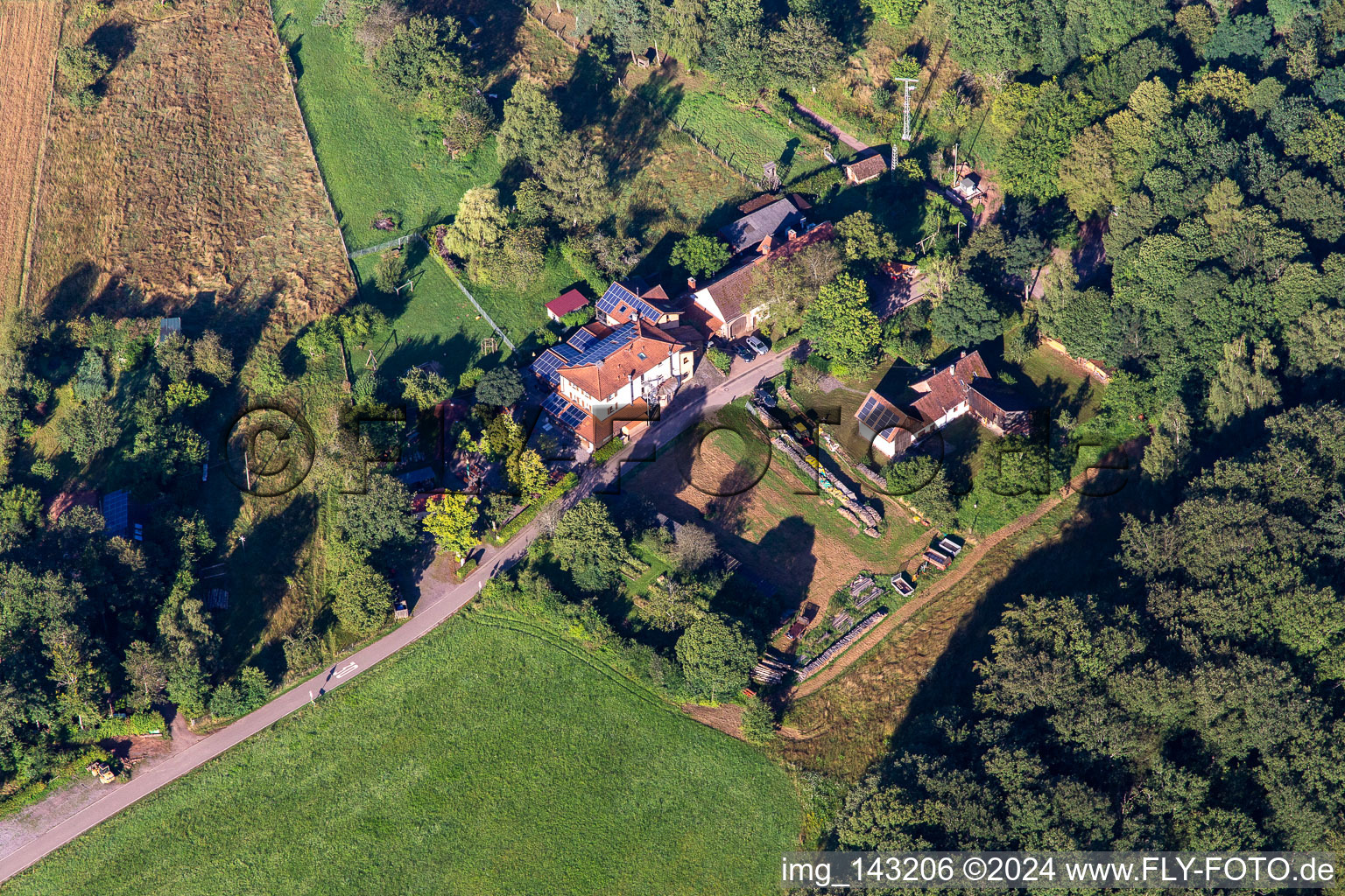 Vue aérienne de Refuge Cramerhaus et restaurant sauvage au pied des ruines du château de Lindelbrunn à le quartier Gossersweiler in Gossersweiler-Stein dans le département Rhénanie-Palatinat, Allemagne