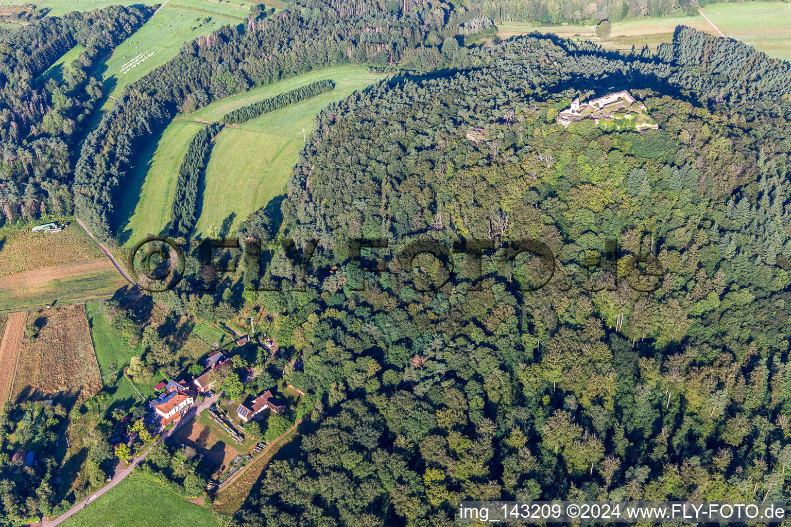 Vue aérienne de Refuge Cramerhaus et restaurant sauvage au pied des ruines du château de Lindelbrunn à le quartier Gossersweiler in Gossersweiler-Stein dans le département Rhénanie-Palatinat, Allemagne