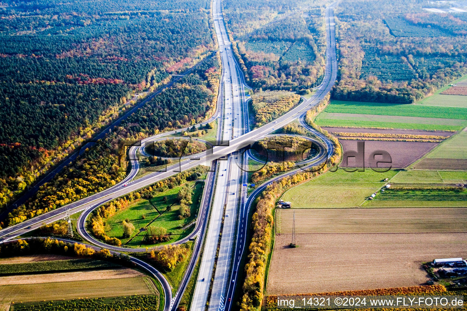 Vue aérienne de Sortie d'autoroute Schwetzingen Sud à Schwetzingen dans le département Bade-Wurtemberg, Allemagne