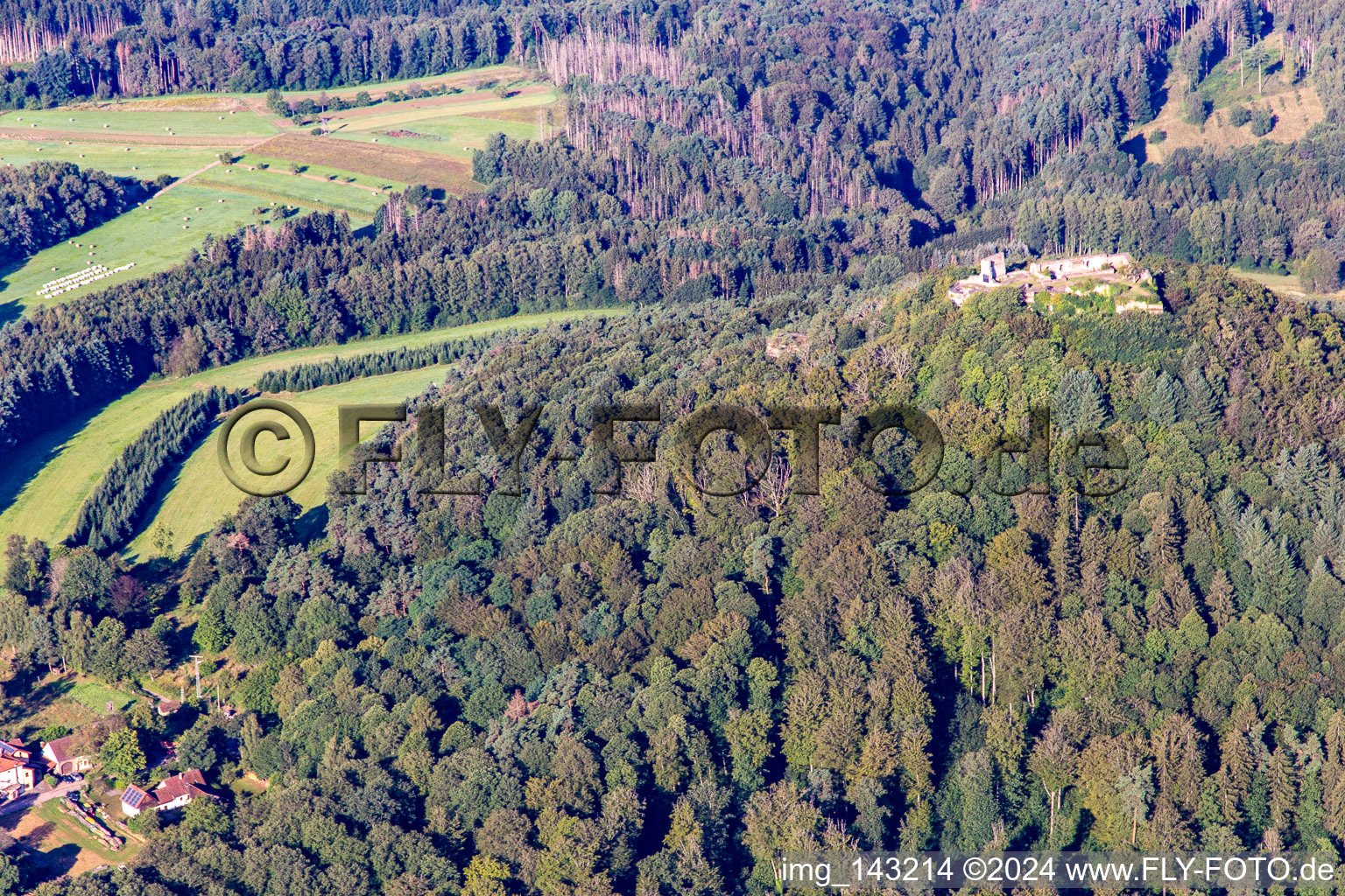 Photographie aérienne de Refuge Cramerhaus et restaurant sauvage au pied des ruines du château de Lindelbrunn à Vorderweidenthal dans le département Rhénanie-Palatinat, Allemagne