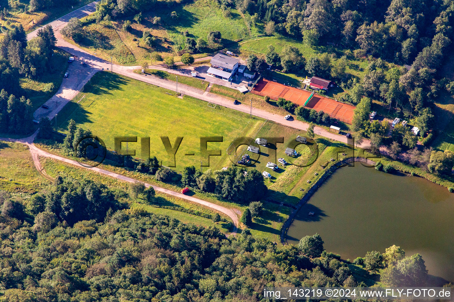 Vue aérienne de Place de parking camping-car au bord du lac Silzer à Silz dans le département Rhénanie-Palatinat, Allemagne