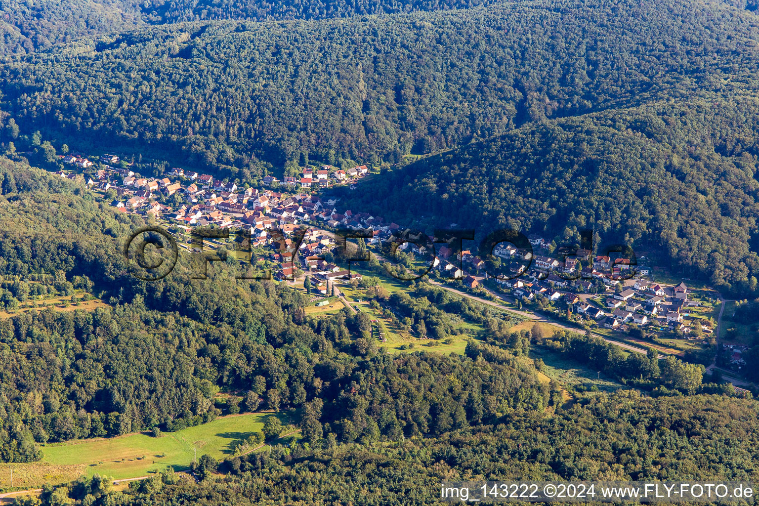 Vue aérienne de Du sud à Waldrohrbach dans le département Rhénanie-Palatinat, Allemagne