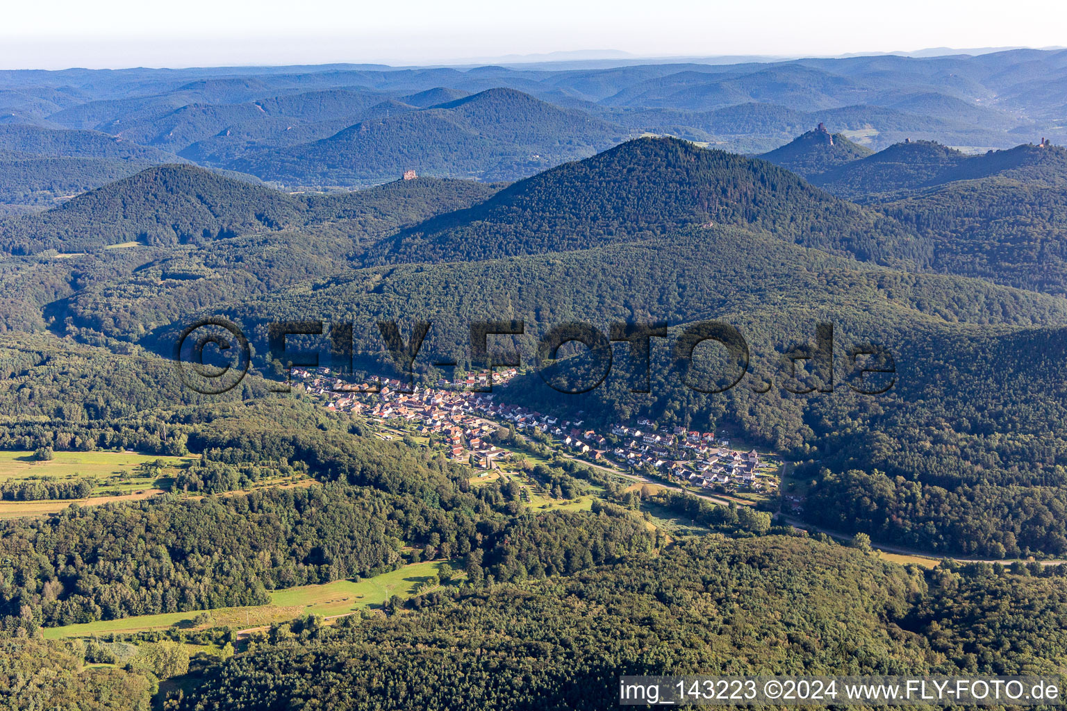 Vue aérienne de Du sud à Waldrohrbach dans le département Rhénanie-Palatinat, Allemagne