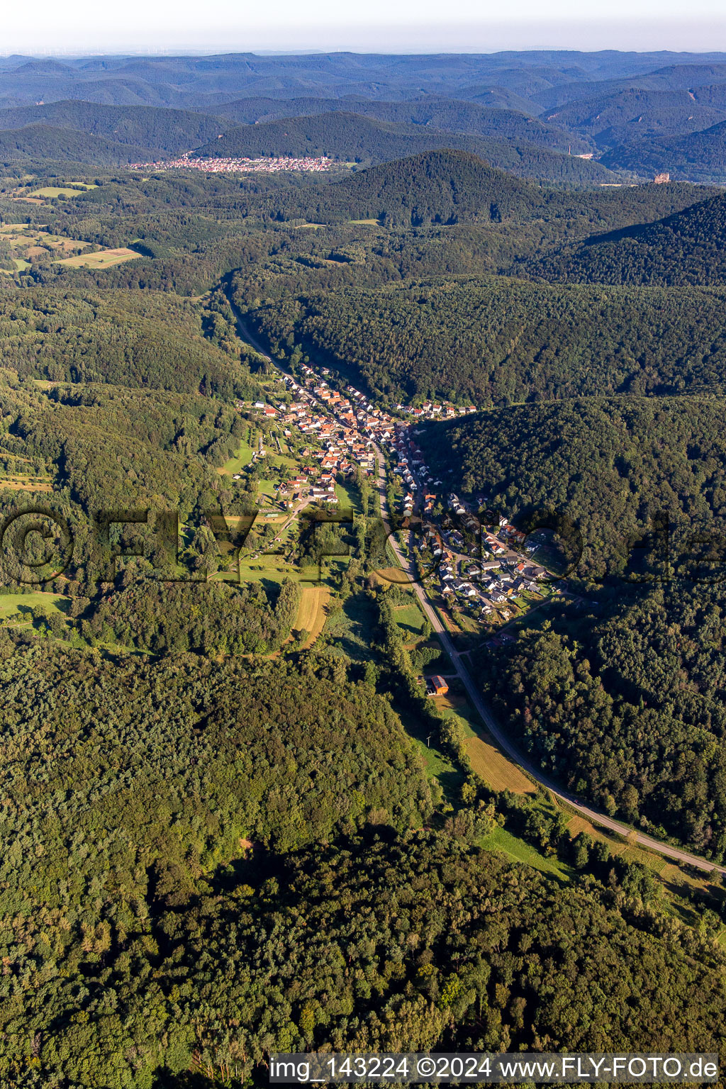 Vue aérienne de Du sud-est à Waldrohrbach dans le département Rhénanie-Palatinat, Allemagne