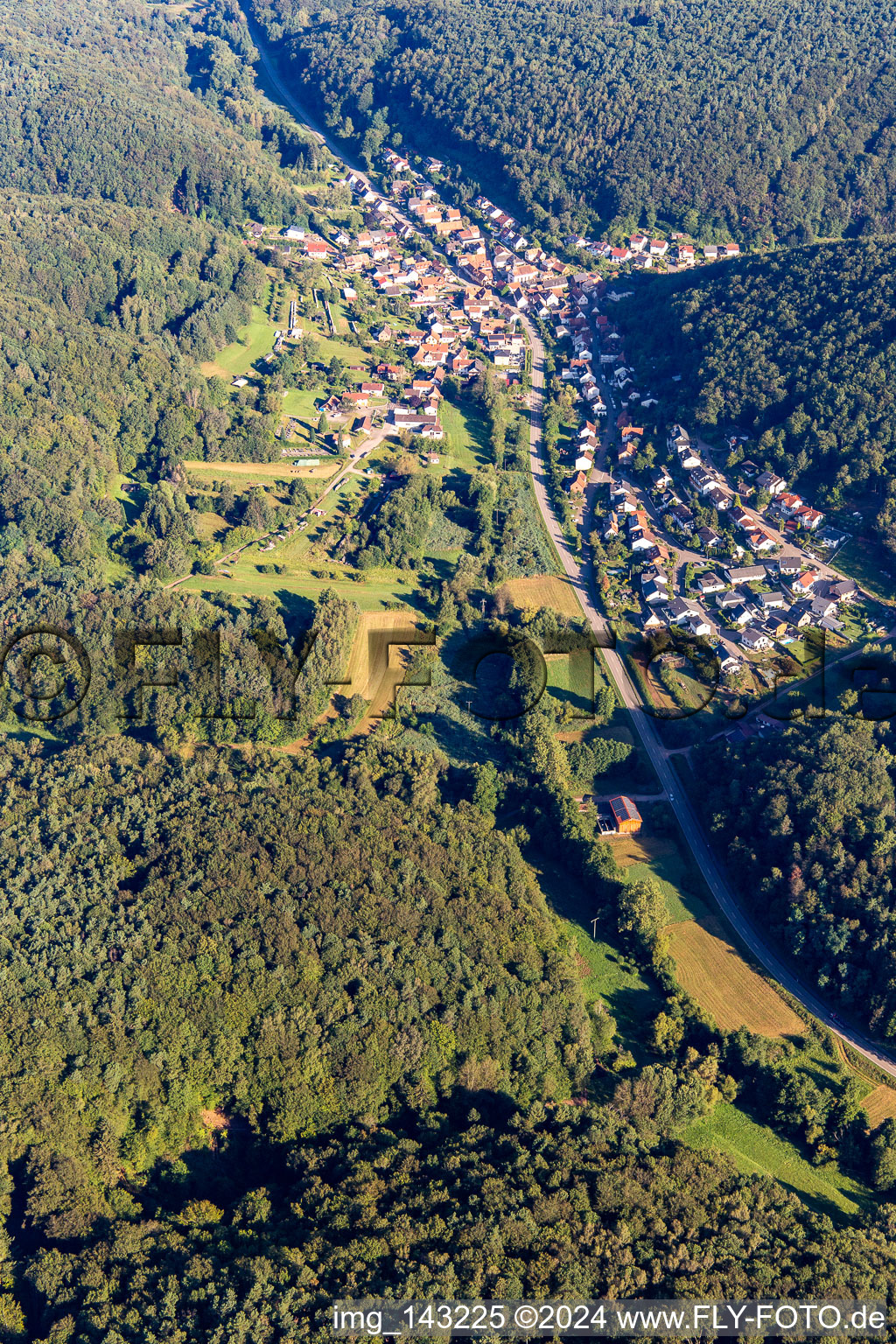 Vue aérienne de Du sud-est à Waldrohrbach dans le département Rhénanie-Palatinat, Allemagne