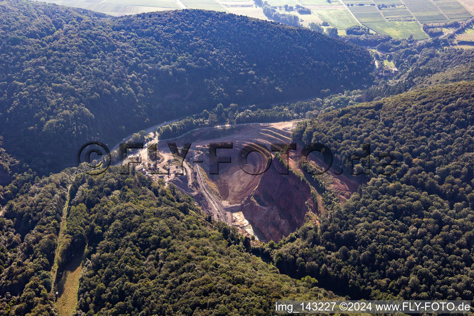 Vue aérienne de Carrière PfalzGranit dans la vallée du Kaiserbach à Waldhambach dans le département Rhénanie-Palatinat, Allemagne