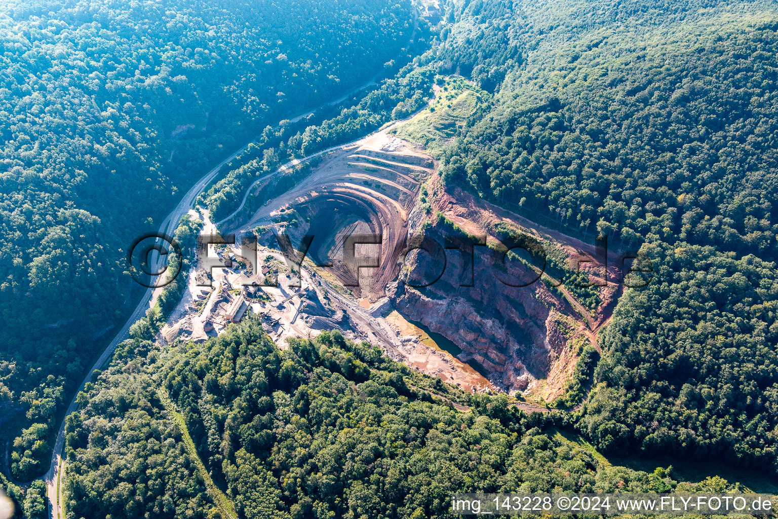 Vue aérienne de Carrière PfalzGranit dans la vallée du Kaiserbach à Waldhambach dans le département Rhénanie-Palatinat, Allemagne