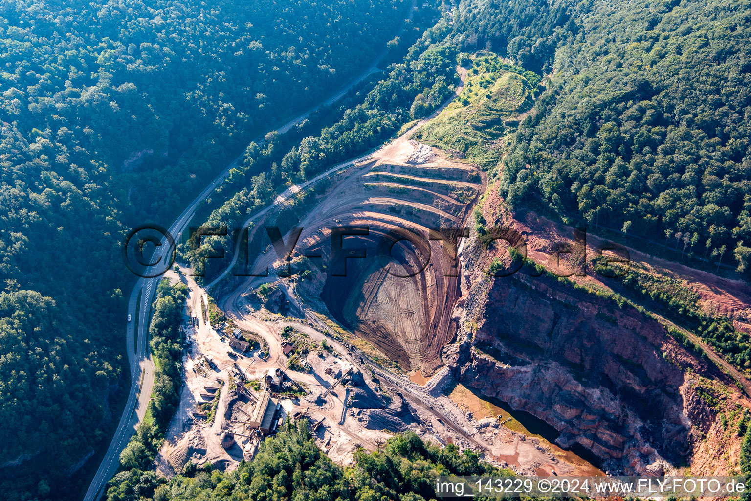 Photographie aérienne de Carrière PfalzGranit dans la vallée du Kaiserbach à Waldhambach dans le département Rhénanie-Palatinat, Allemagne