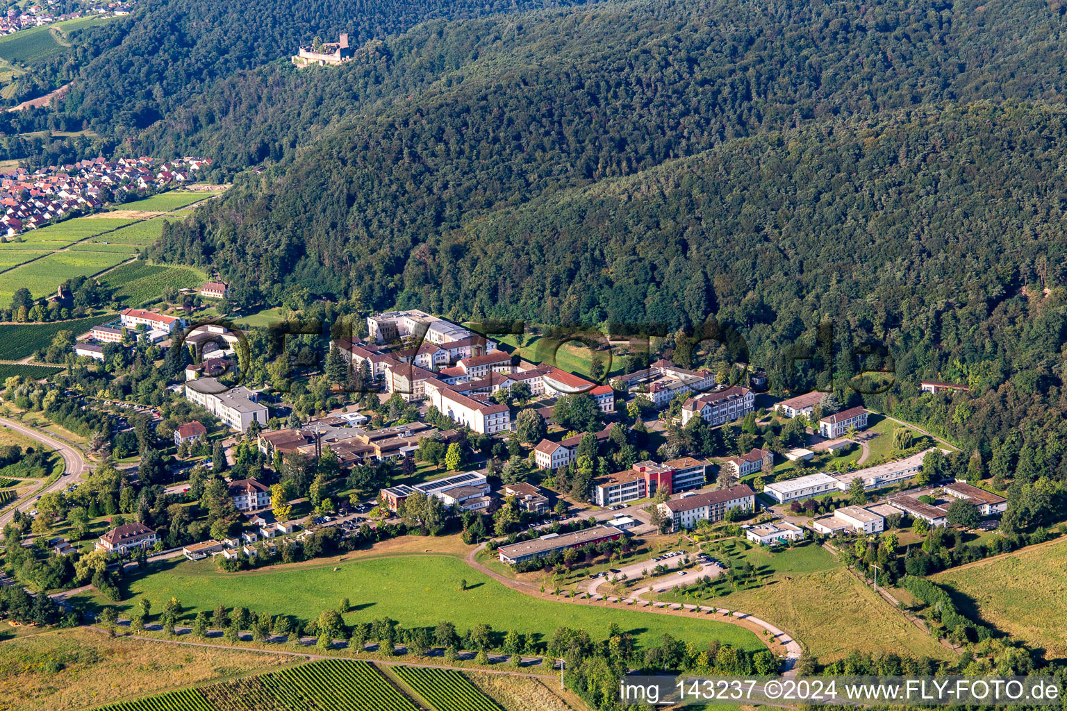 Vue aérienne de Hôpital Palatinat de Psychiatrie et de Neurologie Département de Psychiatrie Générale « Landeck » von Norden à Klingenmünster dans le département Rhénanie-Palatinat, Allemagne