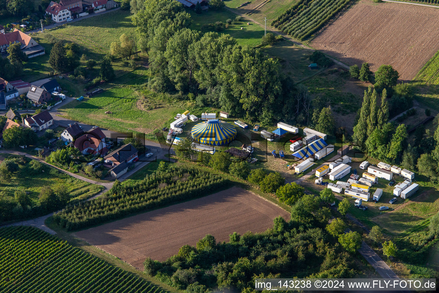 Vue aérienne de Chapiteau et balances du cirque Probst à Klingbach à le quartier Klingen in Heuchelheim-Klingen dans le département Rhénanie-Palatinat, Allemagne