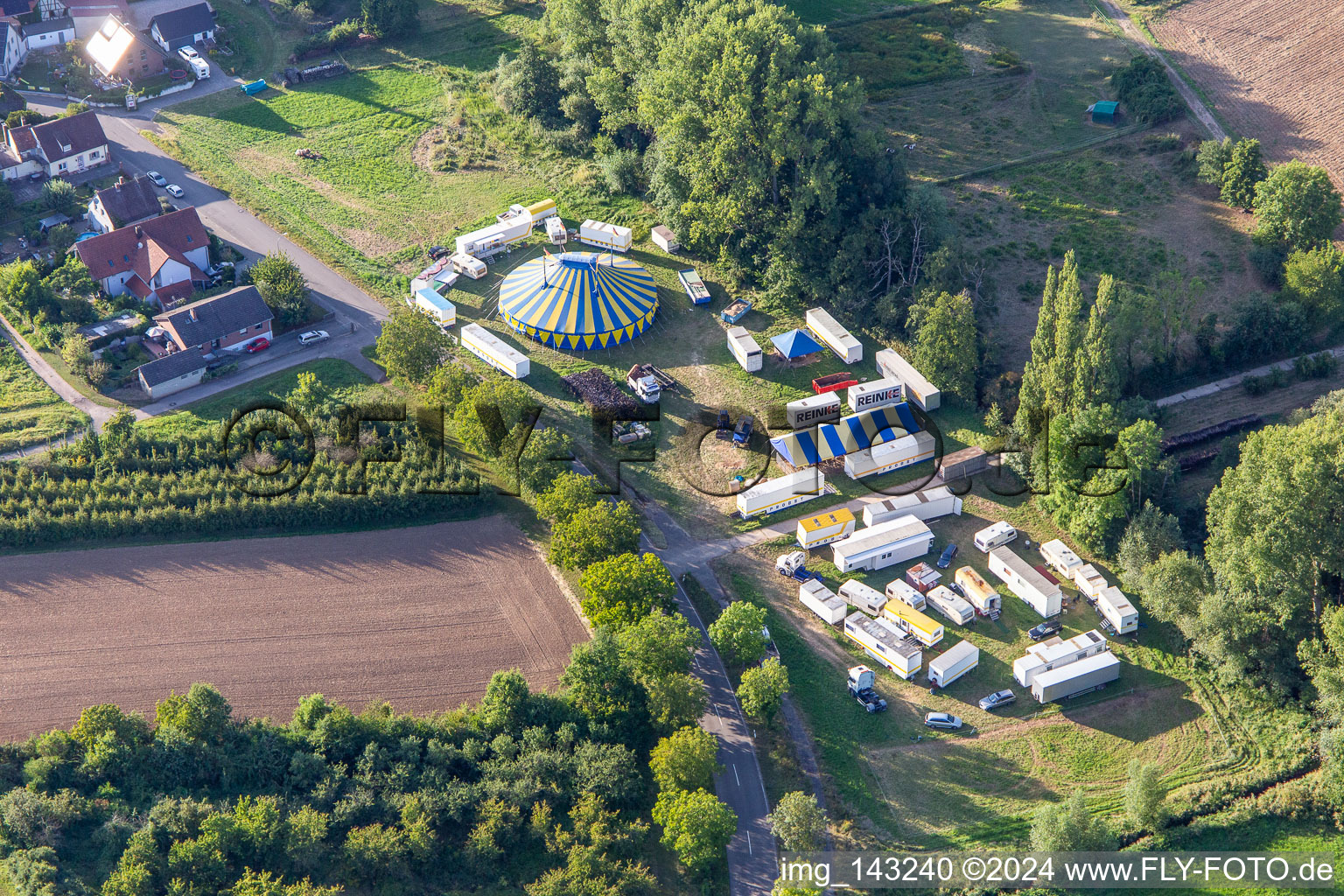 Vue aérienne de Chapiteau et balances du cirque Probst à Klingbach à le quartier Klingen in Heuchelheim-Klingen dans le département Rhénanie-Palatinat, Allemagne