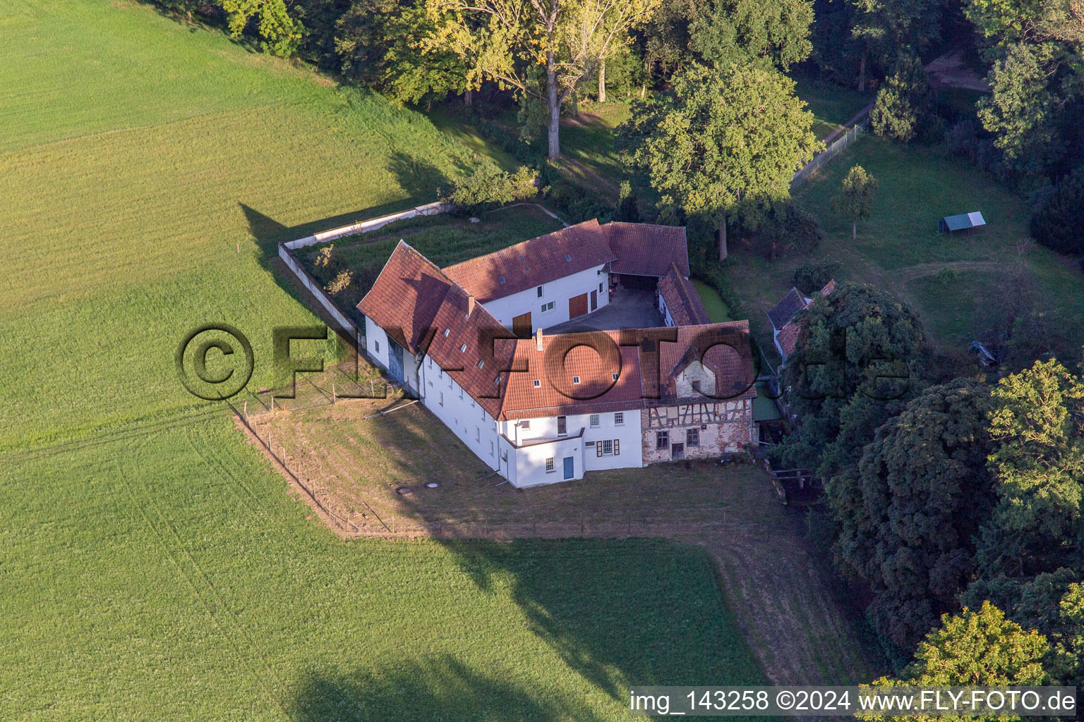 Vue aérienne de Ferme d'Erlenbach à le quartier Minderslachen in Kandel dans le département Rhénanie-Palatinat, Allemagne