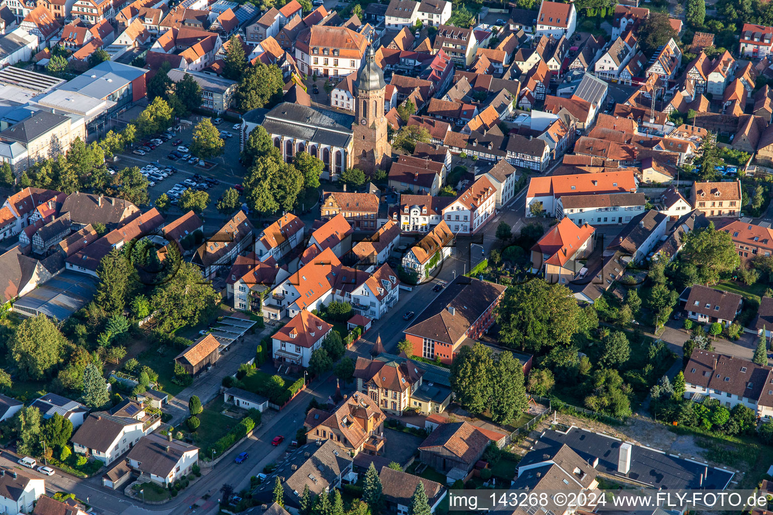 Vue aérienne de Place du marché et église Saint-Georges de la paroisse protestante Kandel depuis le nord-ouest à Kandel dans le département Rhénanie-Palatinat, Allemagne