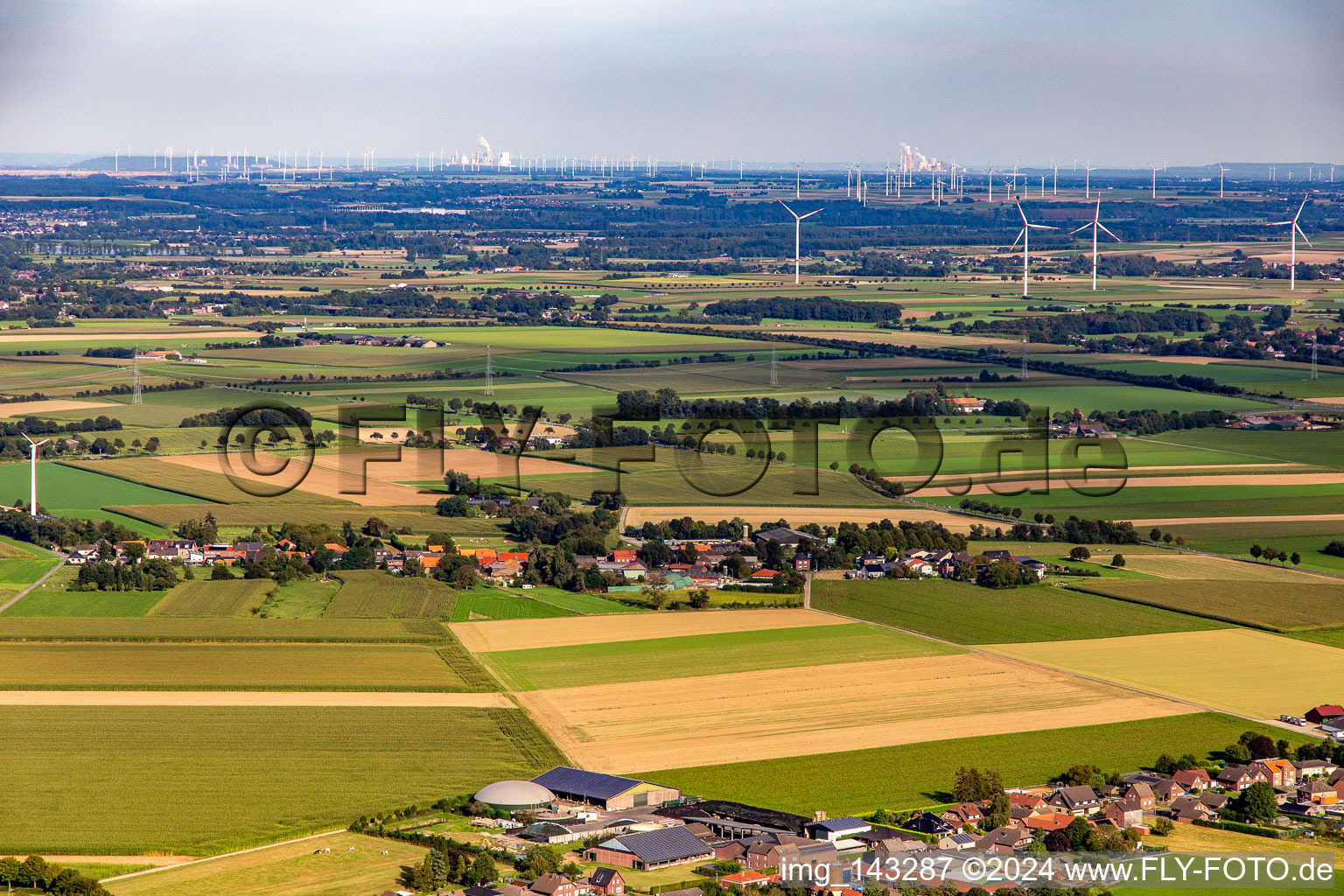 Vue aérienne de Village vu de l'ouest à le quartier Erpen in Heinsberg dans le département Rhénanie du Nord-Westphalie, Allemagne