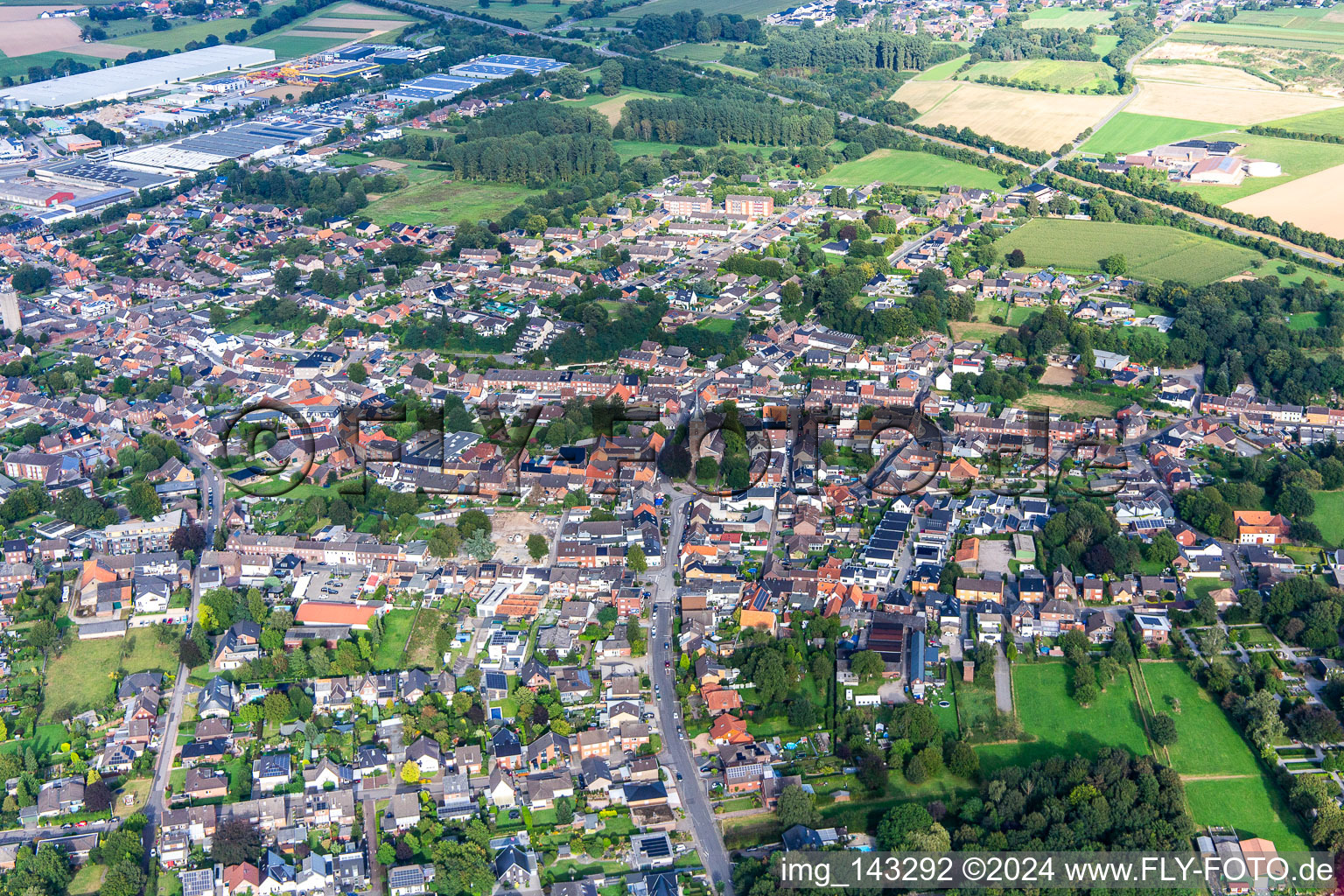 Vue aérienne de Ville vue de l'ouest à le quartier Dremmen in Heinsberg dans le département Rhénanie du Nord-Westphalie, Allemagne