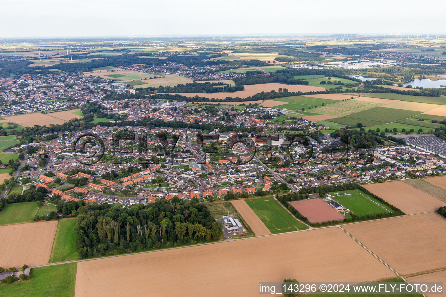 Vue aérienne de Ville vue de l'ouest à le quartier Hilfarth in Hückelhoven dans le département Rhénanie du Nord-Westphalie, Allemagne