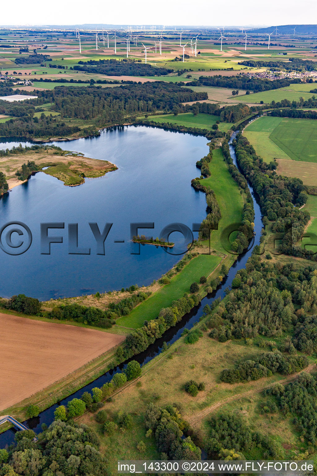 Vue aérienne de Lac de carrière sur la Rur à le quartier Doveren in Hückelhoven dans le département Rhénanie du Nord-Westphalie, Allemagne