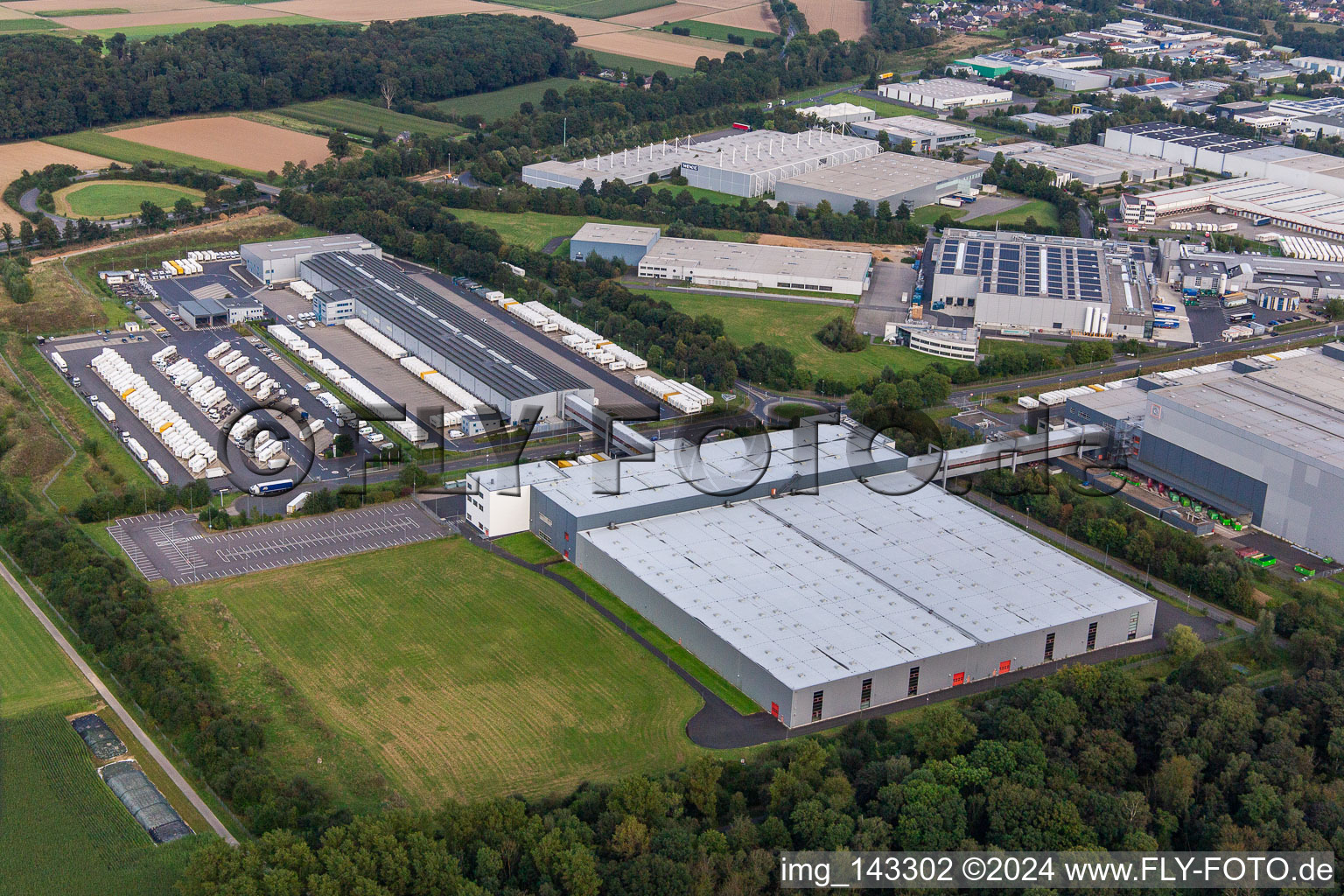 Vue aérienne de Centre logistique Hermes ParcelShop à le quartier Doveren in Hückelhoven dans le département Rhénanie du Nord-Westphalie, Allemagne
