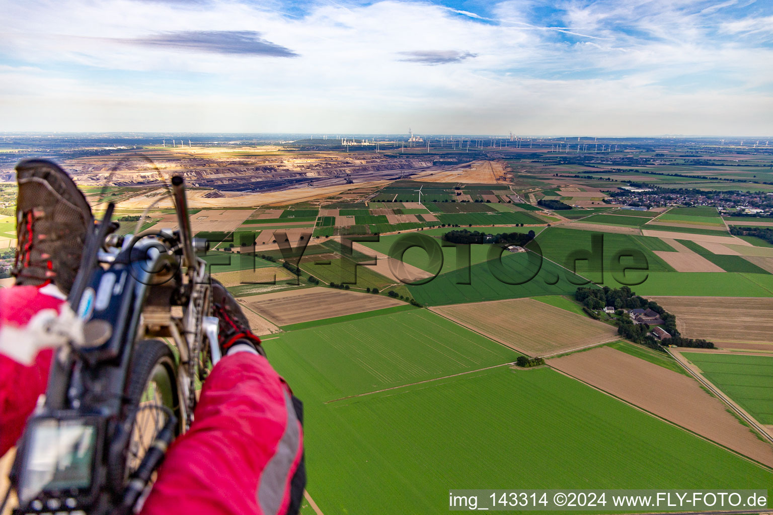 Vue aérienne de Vue de la mine de lignite à ciel ouvert de Garzweiler à le quartier Immerath in Erkelenz dans le département Rhénanie du Nord-Westphalie, Allemagne