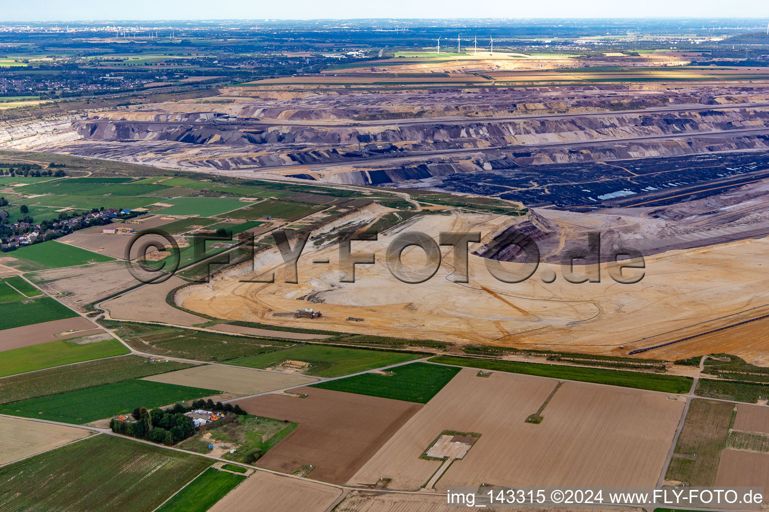 Vue aérienne de Vue de la mine de lignite à ciel ouvert de Garzweiler depuis l'ouest à le quartier Keyenberg in Erkelenz dans le département Rhénanie du Nord-Westphalie, Allemagne