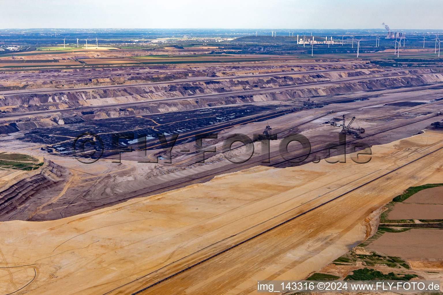 Vue aérienne de Vue de la mine de lignite à ciel ouvert de Garzweiler depuis l'ouest à le quartier Keyenberg in Erkelenz dans le département Rhénanie du Nord-Westphalie, Allemagne