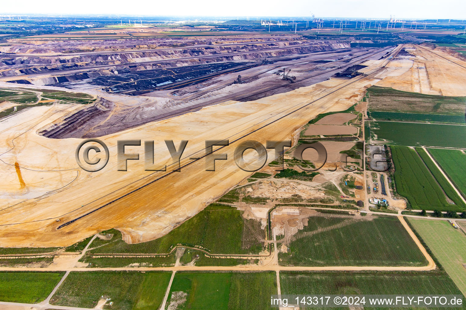 Vue aérienne de Extension vers l'ouest de la mine de lignite à ciel ouvert de Garzweiler à le quartier Immerath in Erkelenz dans le département Rhénanie du Nord-Westphalie, Allemagne