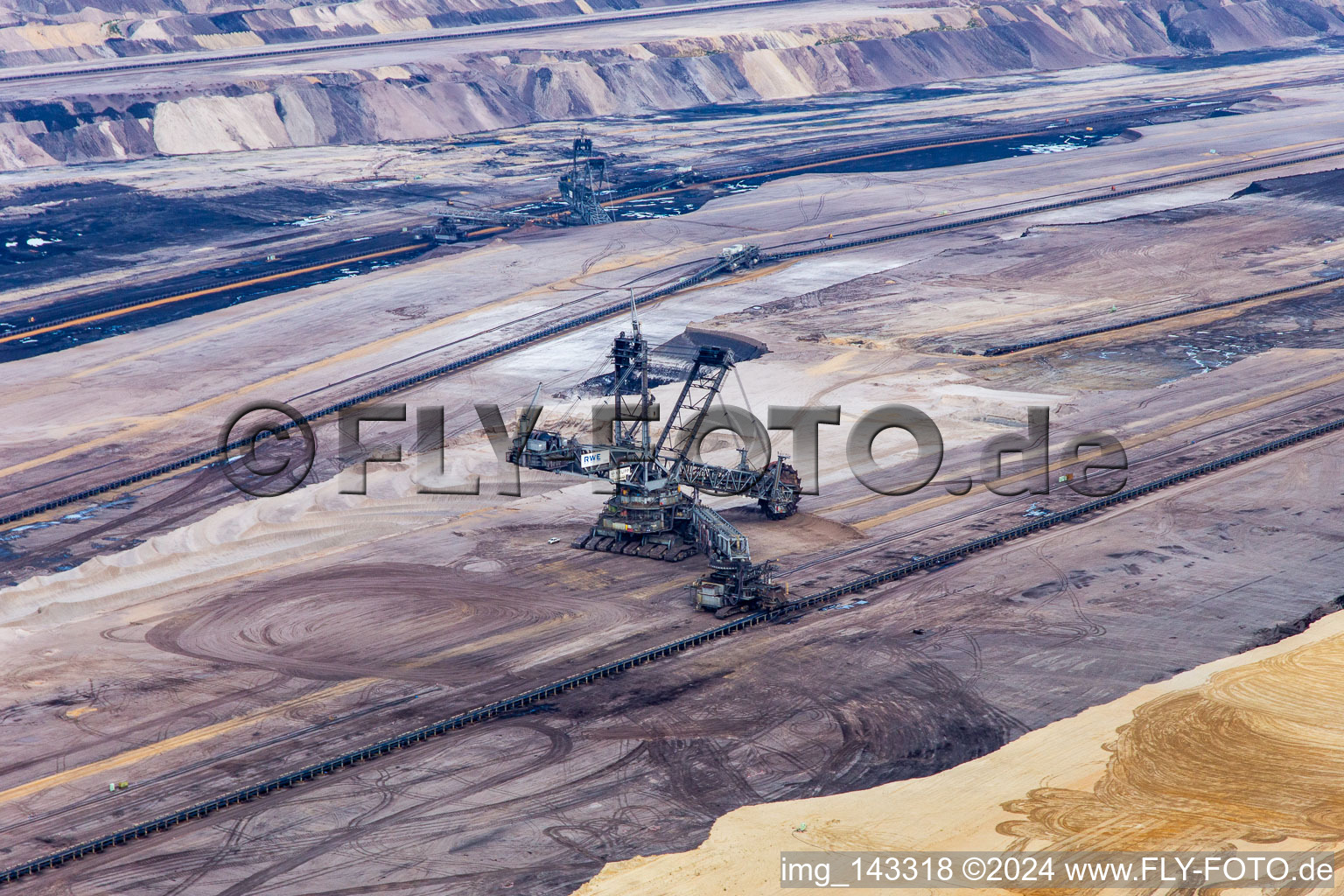 Vue aérienne de Grue de levage dans la mine de lignite à ciel ouvert de Garzweiler à le quartier Hochneukirch in Jüchen dans le département Rhénanie du Nord-Westphalie, Allemagne